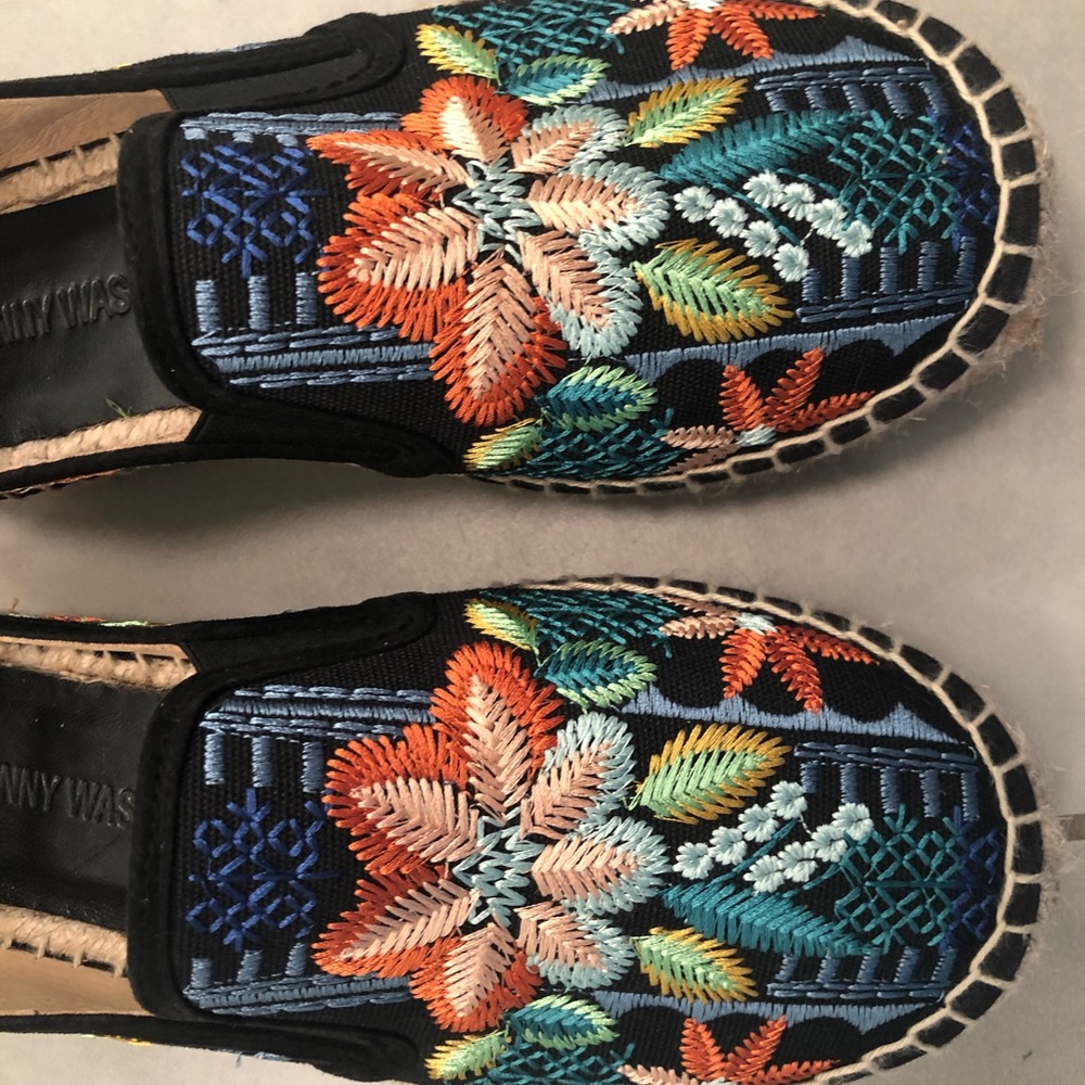 New without tags never worn ! Embroidered espadrilles johnny was
